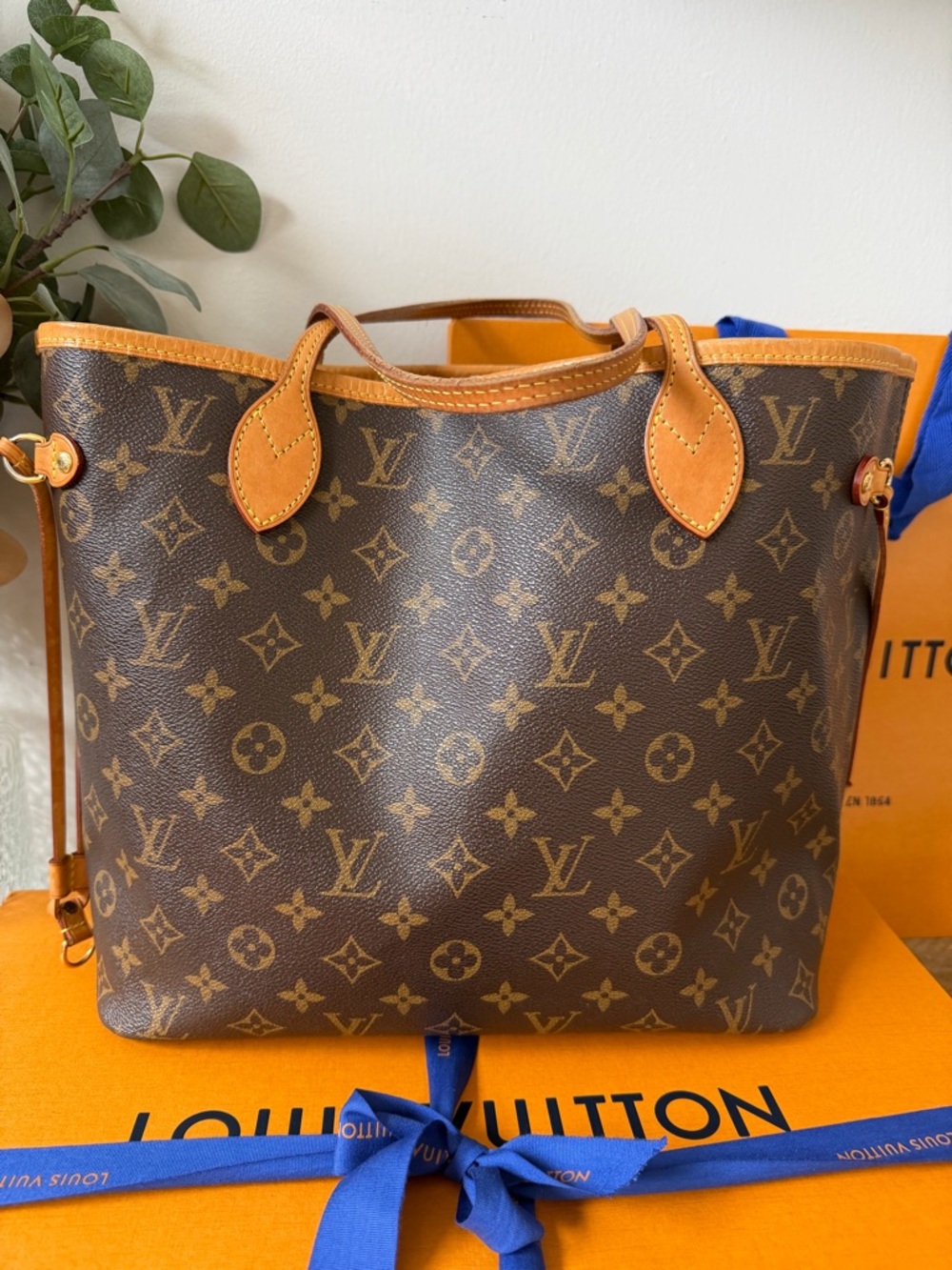 Authentic Louis Vuitton Neverfull MM Monogram Tote - Picture 6 of 16